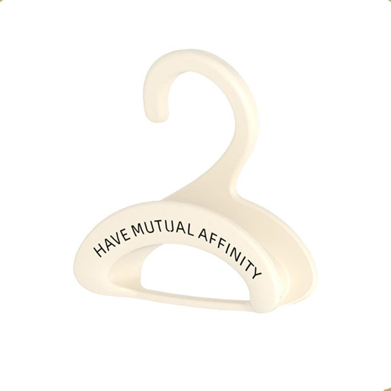 Chytré háčky pro zavěšení vašich tašek bez jejich poškození