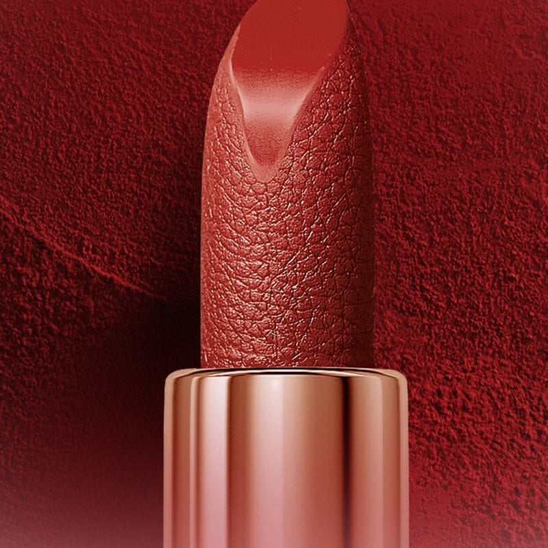 シックなハンドバッグに入ったマットリップスティック 