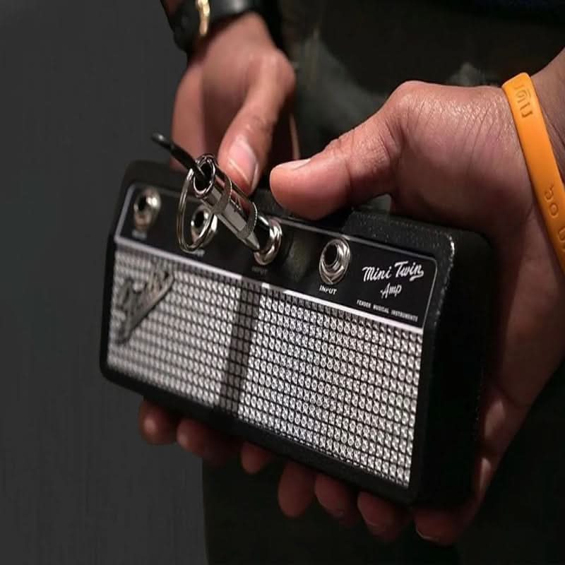 スタイリッシュに鍵を収納するためのロック型キーホルダー 
