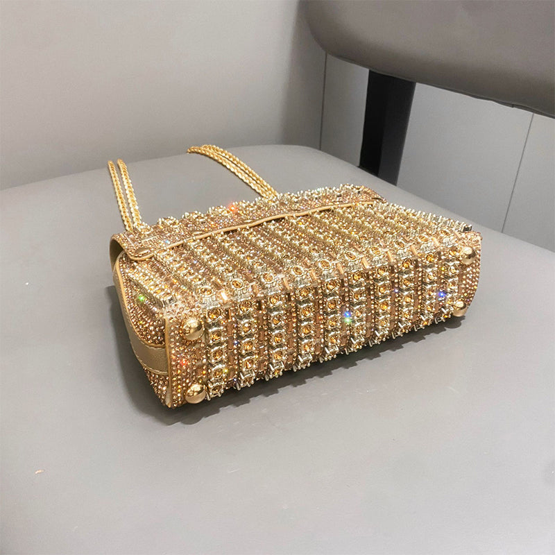 Skab lys om aftenen med denne glamourøse clutch med rhinsten 